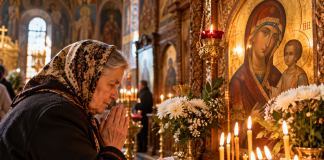 Rugăciunea zilei de luni. Rostește-o dimineața pentru pace în suflet, sănătate și ocrotirea familiei Femeie în vârstă rugându-se într-o biserică în dimineața zilei de luni