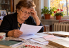 Ai primit decizie de recalculare a pensiei? Verifică aceste lucruri. Unele erori pot schimba suma care ți se cuvine Pensionară verificând decizia de recalculare a pensiei și talonul de pensie