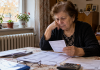 Ajutorul pentru încălzire 2026–2027. Cine poate primi bani și ce trebuie să faci înainte de sezonul rece Pensionară verificând actele pentru ajutorul de încălzire 2026-2027