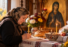 Se apropie Sfânta Parascheva. Ce este bine să faci până pe 14 octombrie și ce obiceiuri păstrează credincioșii Credincioasă pregătind pomelnicul înainte de sărbătoarea Sfintei Parascheva