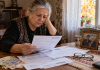 Pensia după moartea soțului în 2026. Când poate văduva să primească pensie de urmaș și ce se întâmplă cu pensia ei Femeie pensionară de aproximativ 65 de ani verificând documente pentru pensia de urmaș după decesul soțului, în România, în 2026.