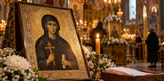 Sfânta Parascheva, 14 octombrie 2026. Ce nu este bine să faci astăzi, de marea sărbătoare cu cruce roșie. Obiceiurile pe care mulți români le respectă Icoana Sfintei Cuvioase Parascheva, cu lumânări aprinse și flori, de sărbătoarea din 14 octombrie 2026.