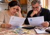 Bani pentru facturile la curent și gaze. Noul Guvern pregătește ajutoare pentru românii cu venituri de până la 3.500 de lei. Cum ar urma să fie acordat sprijinul Familie din România verificând facturile la energia electrică și gazele naturale, în contextul noilor ajutoare propuse pentru venituri de până la 3.500 de lei.