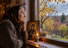 Tradiția de Sfânta Parascheva pe care bunicii o respectau cu sfințenie. Ce spuneau despre vremea de astăzi și iarna care urmează Femeie în vârstă privind vremea de toamnă pe fereastra unei case românești, lângă icoana Sfintei Parascheva, în ziua de 14 octombrie.